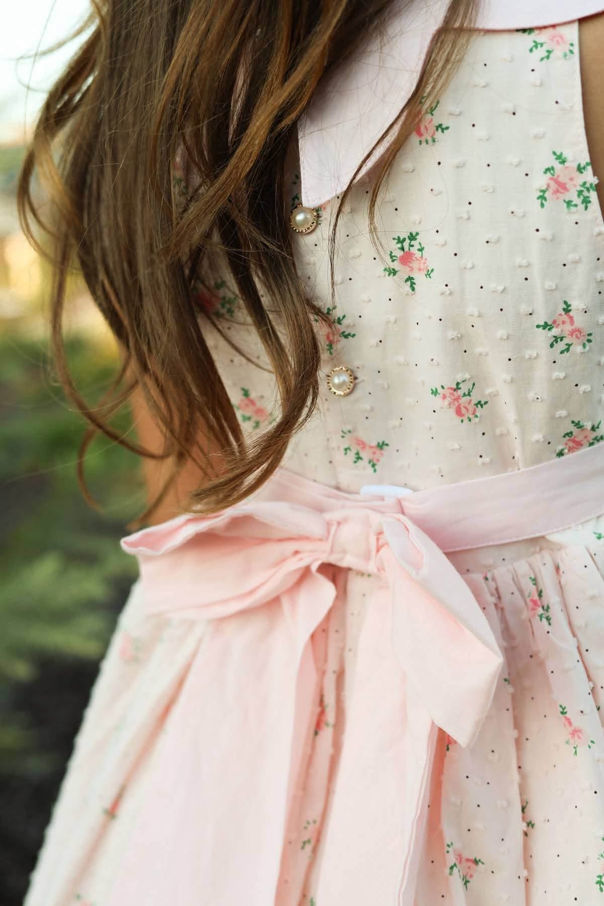 Chère Rosalie – Robe brodée main en coton d’inspiration vintage pour fille | Col Claudine style héritage Prête à expédier