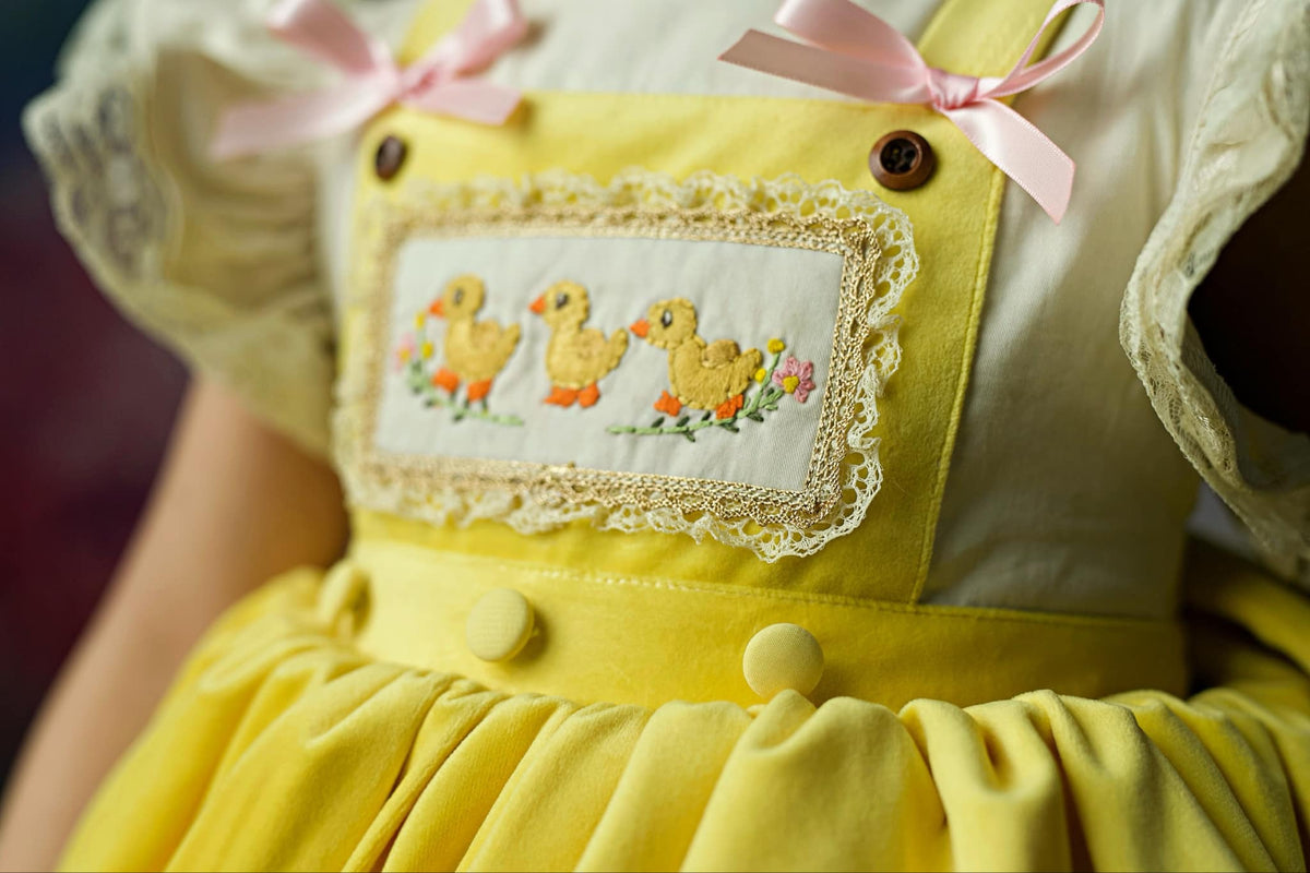 Three Little Ducklings – Robe Fille Velours Coton Brodé Main d'Inspiration Vintage Style Boutique | Robe de Pâques de Style Héritage en Tulle et Dentelle