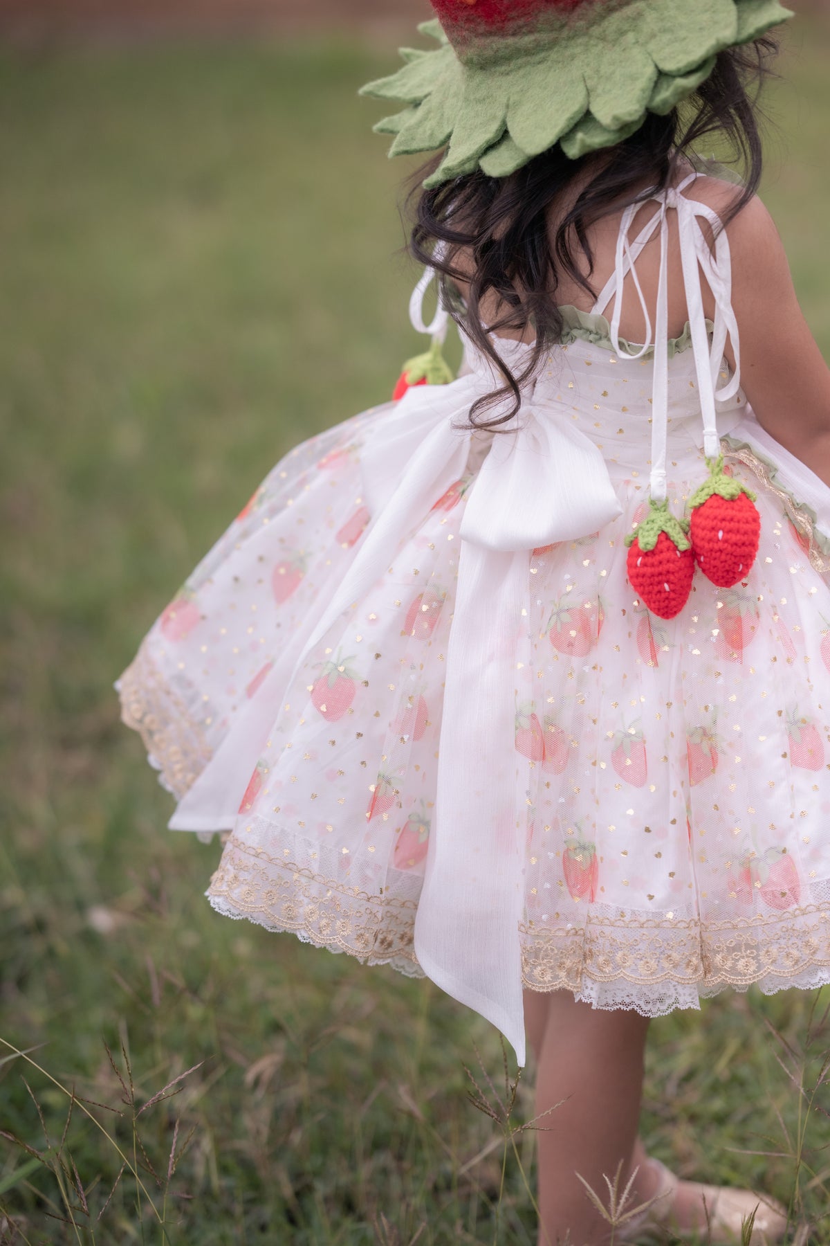 Robe Lumière Fraise – Robe de Fille de Boutique d'Inspiration Vintage | Style Héritage en Mousseline Volantée Imprimé Fraise