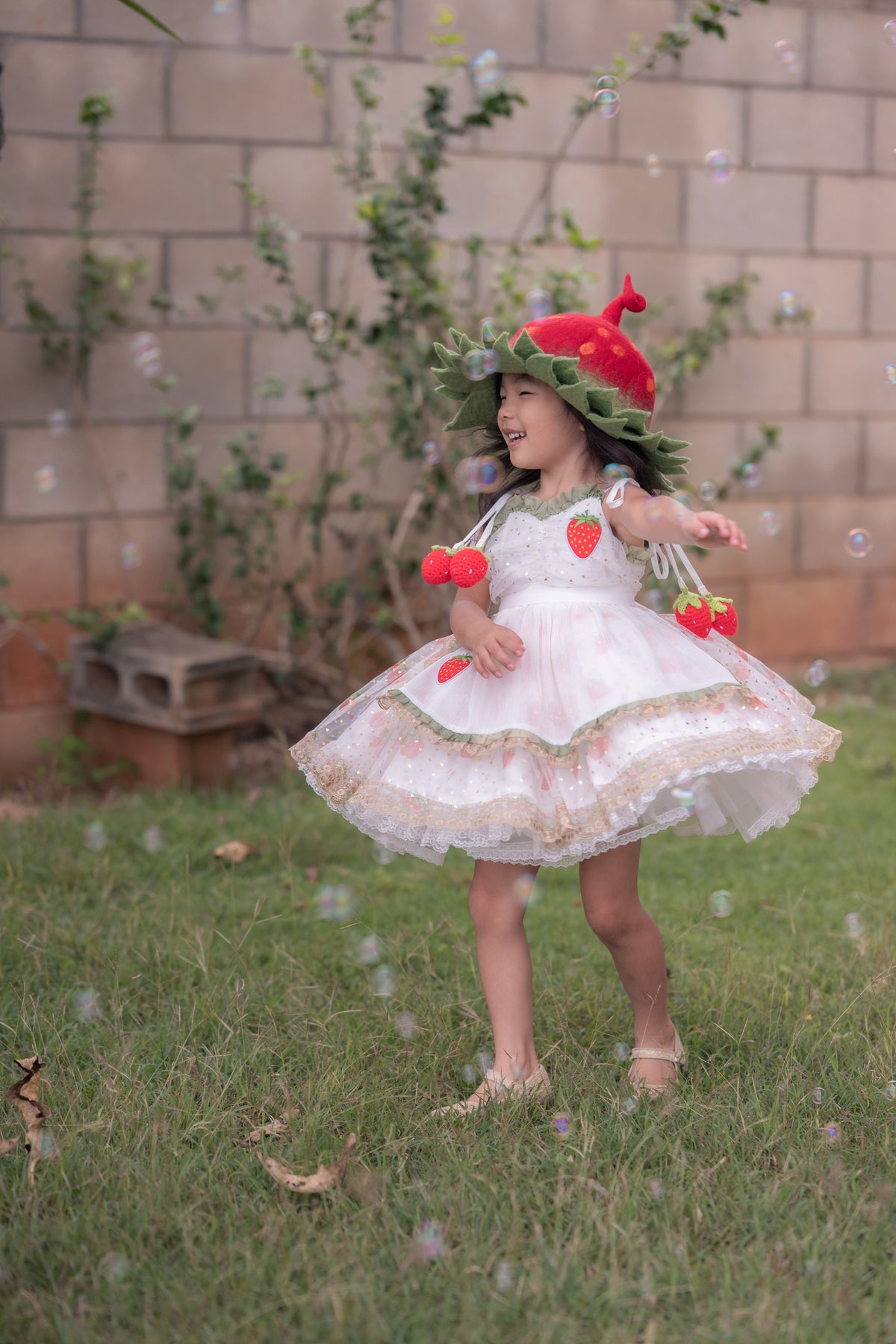 Robe Lumière Fraise – Robe de Fille de Boutique d'Inspiration Vintage | Style Héritage en Mousseline Volantée Imprimé Fraise