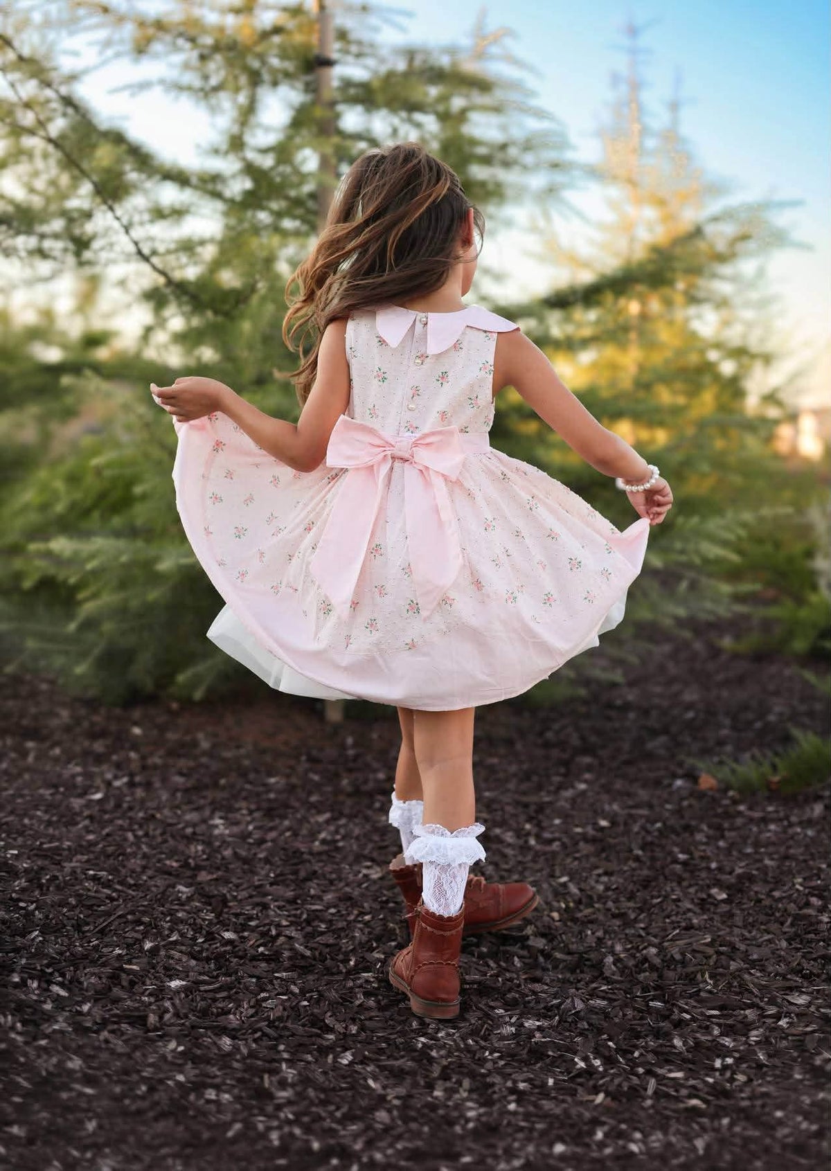 Chère Rosalie – Robe brodée main en coton d’inspiration vintage pour fille | Col Claudine style héritage Prête à expédier