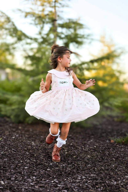 Chère Rosalie – Robe brodée main en coton d’inspiration vintage pour fille | Col Claudine style héritage Prête à expédier