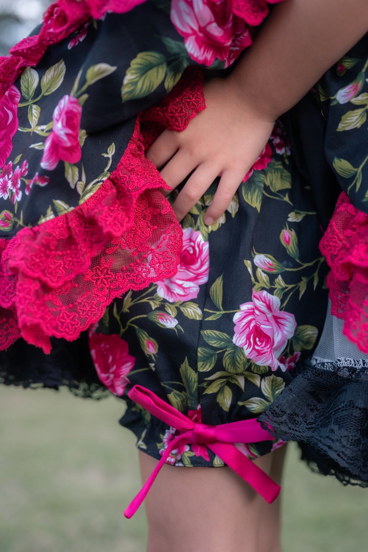 Robe fille de style boutique Rosette Noir – Imprimé floral d’inspiration vintage | Coton dentelle volant style héritage occasion spéciale