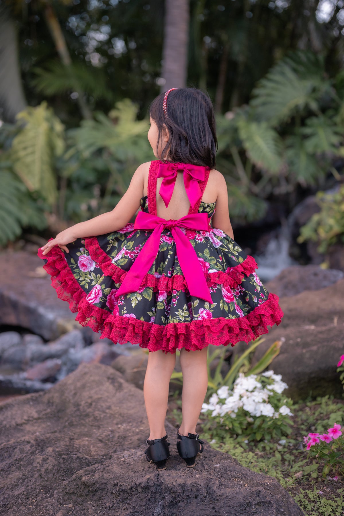 Robe fille de style boutique Rosette Noir – Imprimé floral d’inspiration vintage | Coton dentelle volant style héritage occasion spéciale