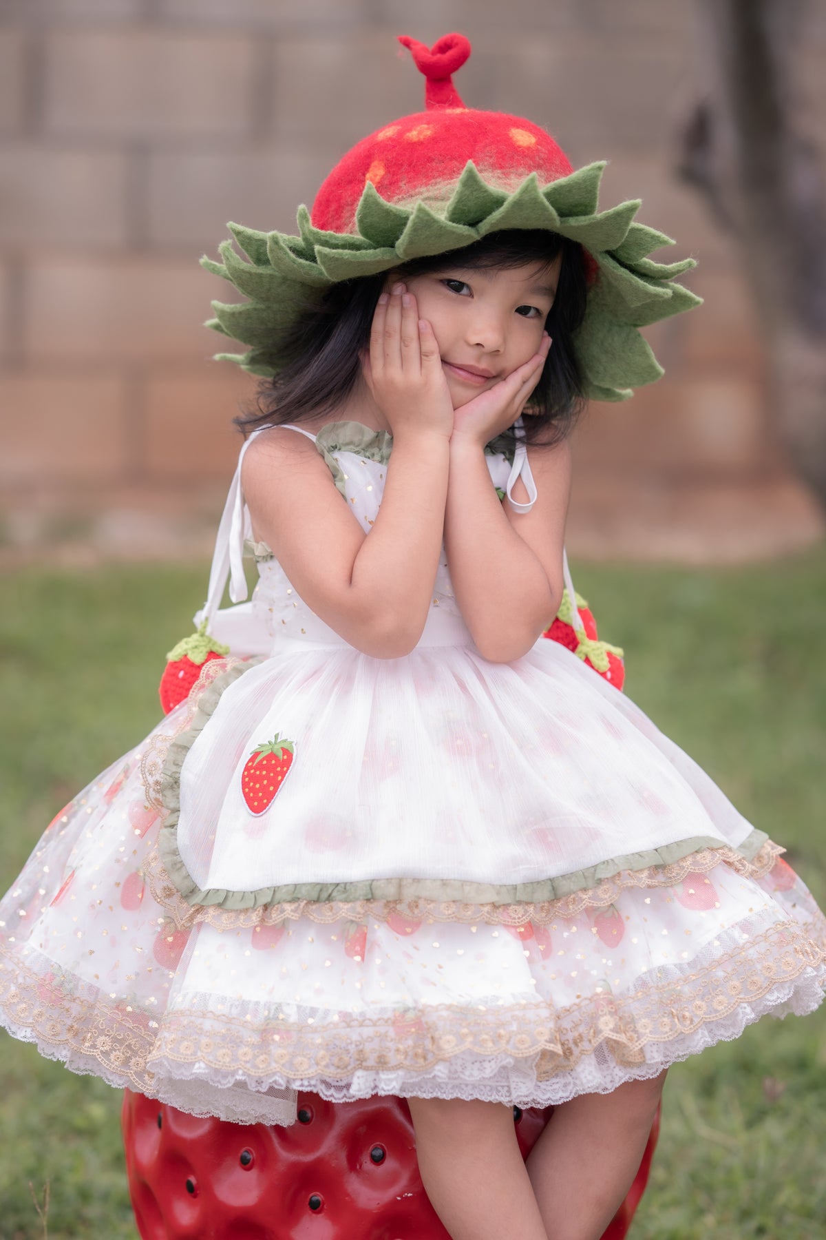 Robe Lumière Fraise – Robe de Fille de Boutique d'Inspiration Vintage | Style Héritage en Mousseline Volantée Imprimé Fraise