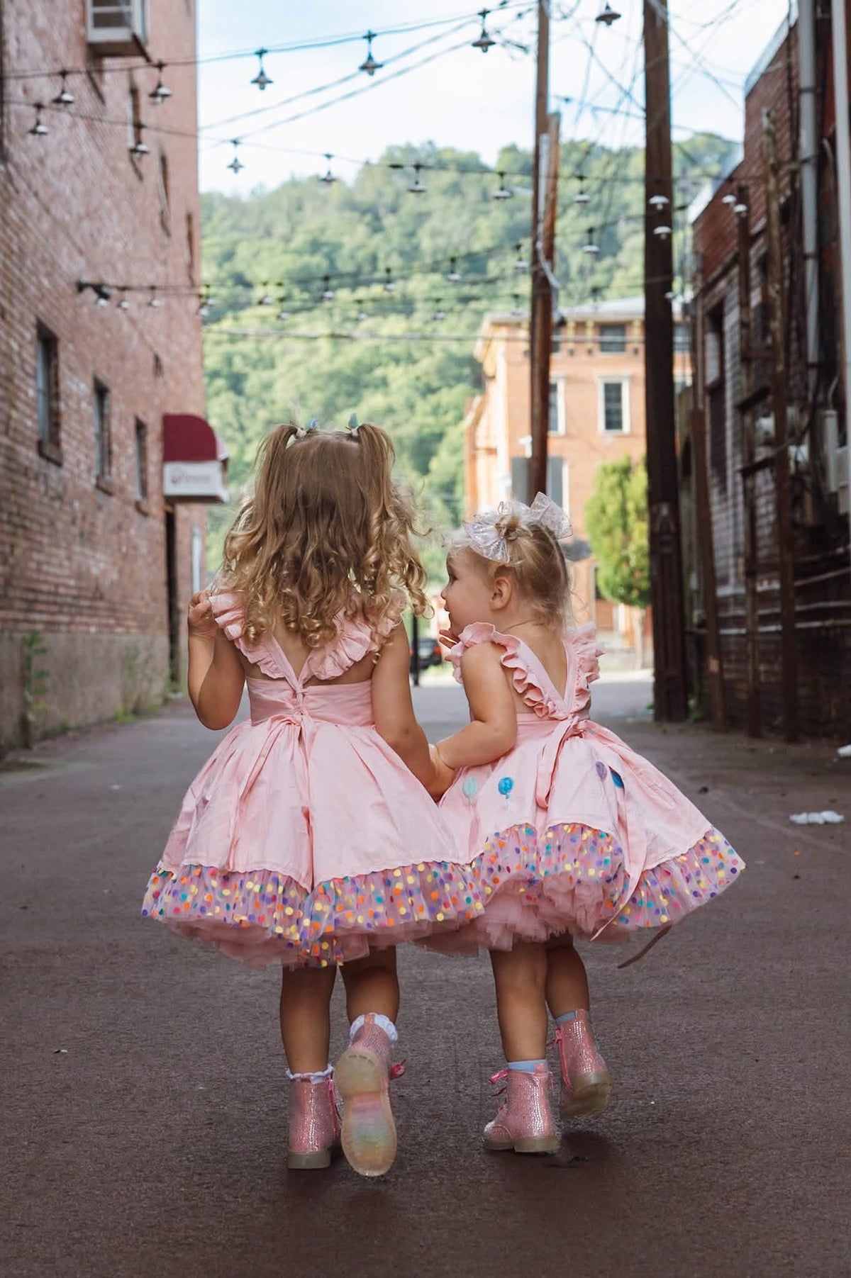 Robe Parade en Rose – Robe Boutique Fille Coton Brodé à la Main d'inspiration Vintage | Style Héritage Dentelle Tulle Volants