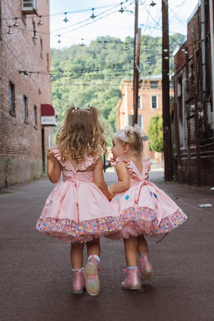 Robe Parade en Rose – Robe Boutique Fille Coton Brodé à la Main d'inspiration Vintage | Style Héritage Dentelle Tulle Volants