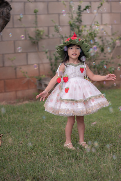 Robe Lumière Fraise – Robe de Fille de Boutique d'Inspiration Vintage | Style Héritage en Mousseline Volantée Imprimé Fraise