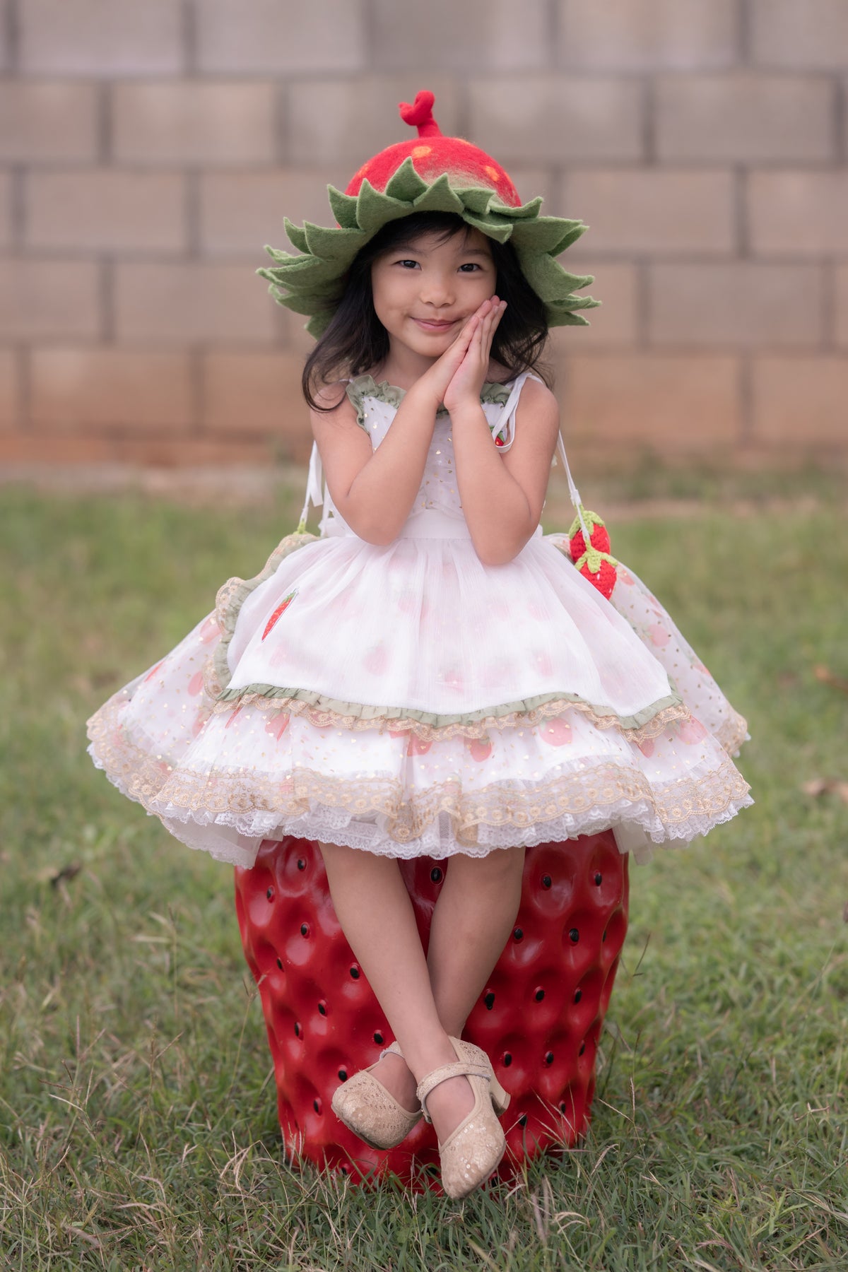 Robe Lumière Fraise – Robe de Fille de Boutique d'Inspiration Vintage | Style Héritage en Mousseline Volantée Imprimé Fraise