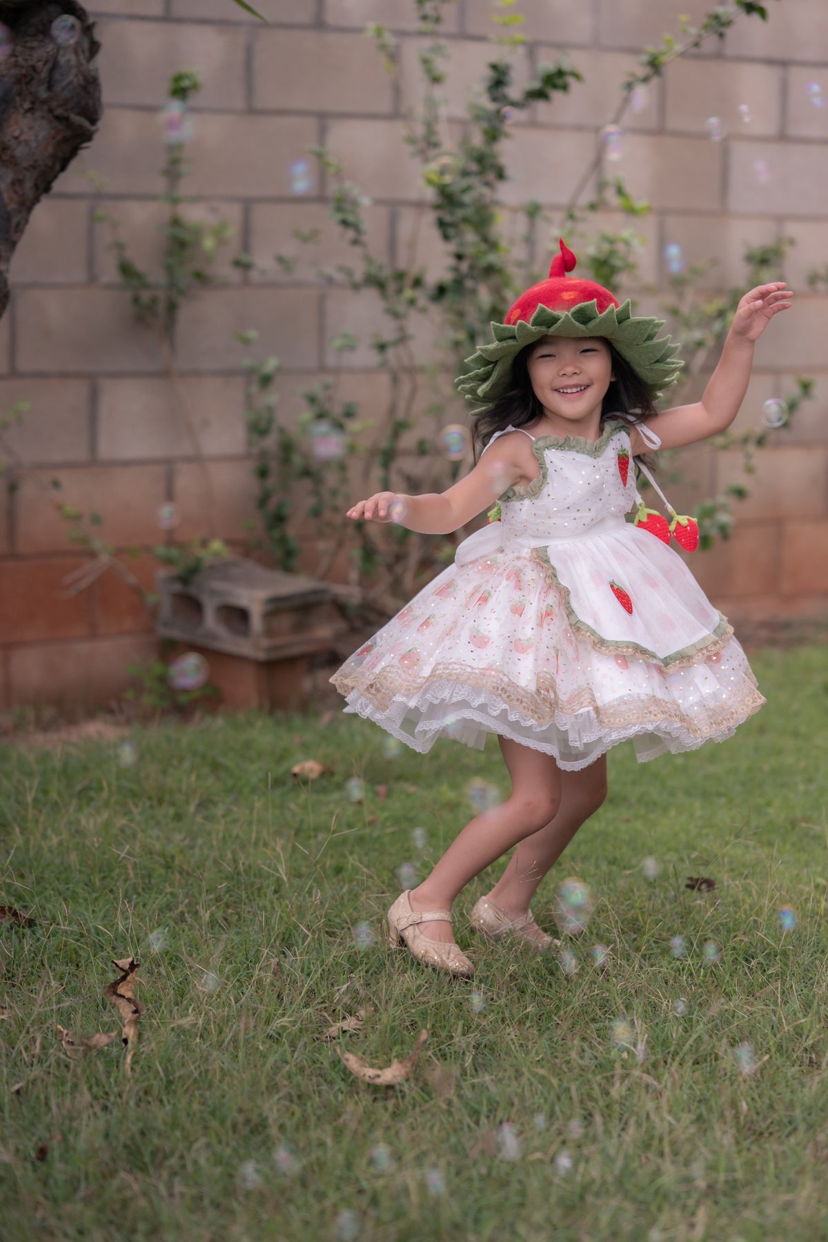 Robe Lumière Fraise – Robe de Fille de Boutique d'Inspiration Vintage | Style Héritage en Mousseline Volantée Imprimé Fraise