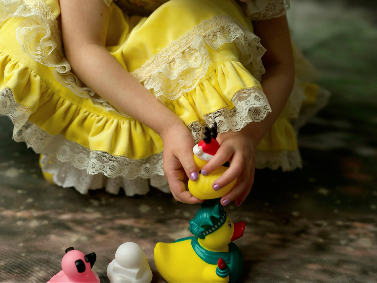 Three Little Ducklings – Robe Fille Velours Coton Brodé Main d'Inspiration Vintage Style Boutique | Robe de Pâques de Style Héritage en Tulle et Dentelle