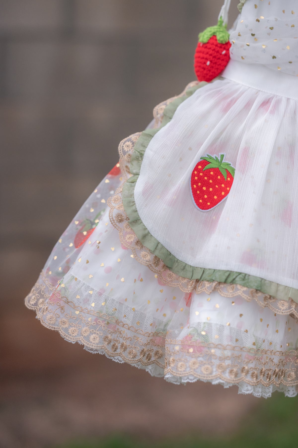 Robe Lumière Fraise – Robe de Fille de Boutique d'Inspiration Vintage | Style Héritage en Mousseline Volantée Imprimé Fraise