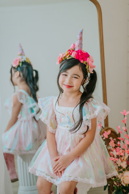 Ensemble de jeu Magie de la Licorne – Ensemble pour filles de boutique d'inspiration vintage brodé | Luxe en tissu irisé pour occasion spéciale