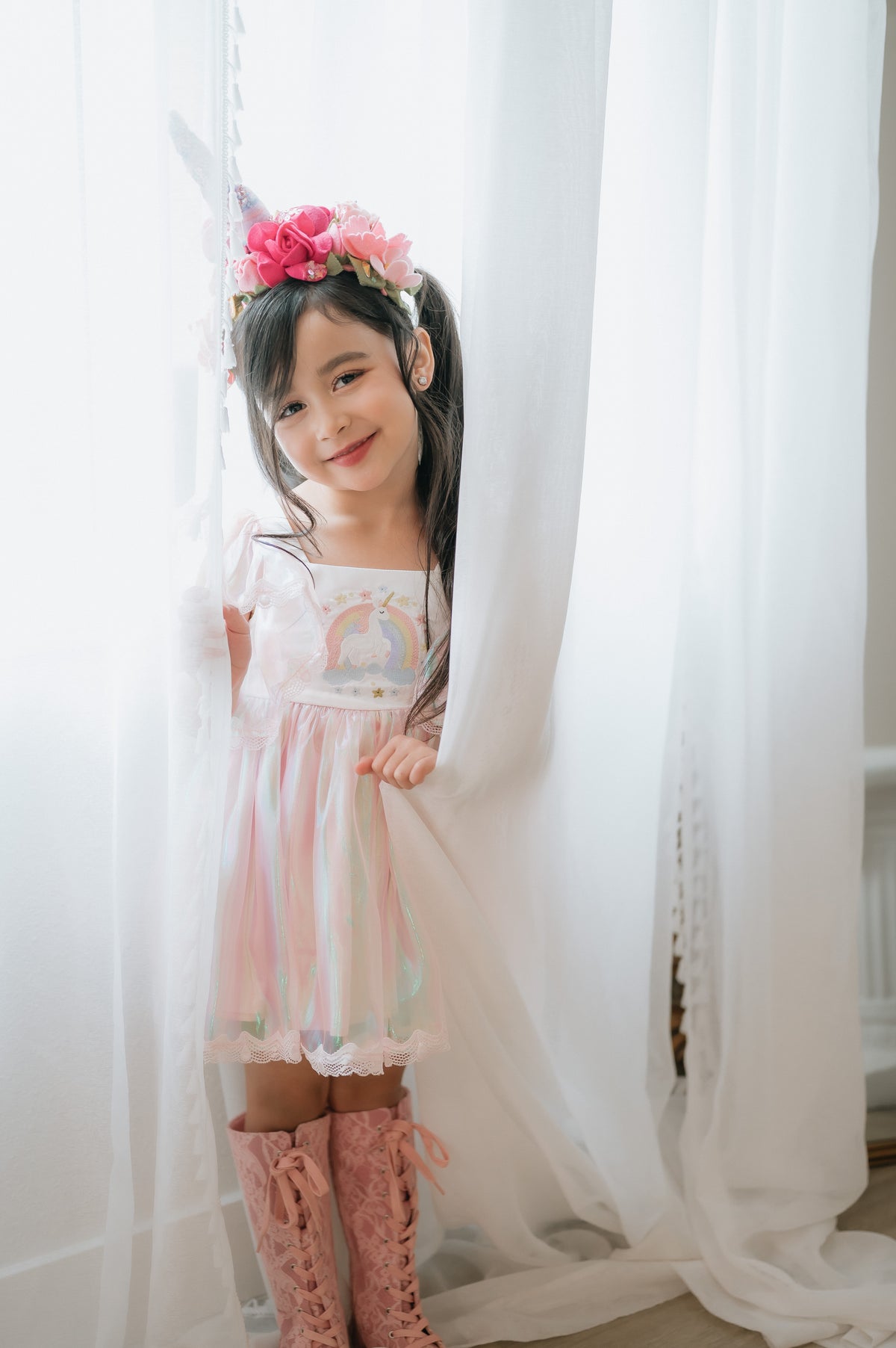 Ensemble de jeu Magie de la Licorne – Ensemble pour filles de boutique d'inspiration vintage brodé | Luxe en tissu irisé pour occasion spéciale