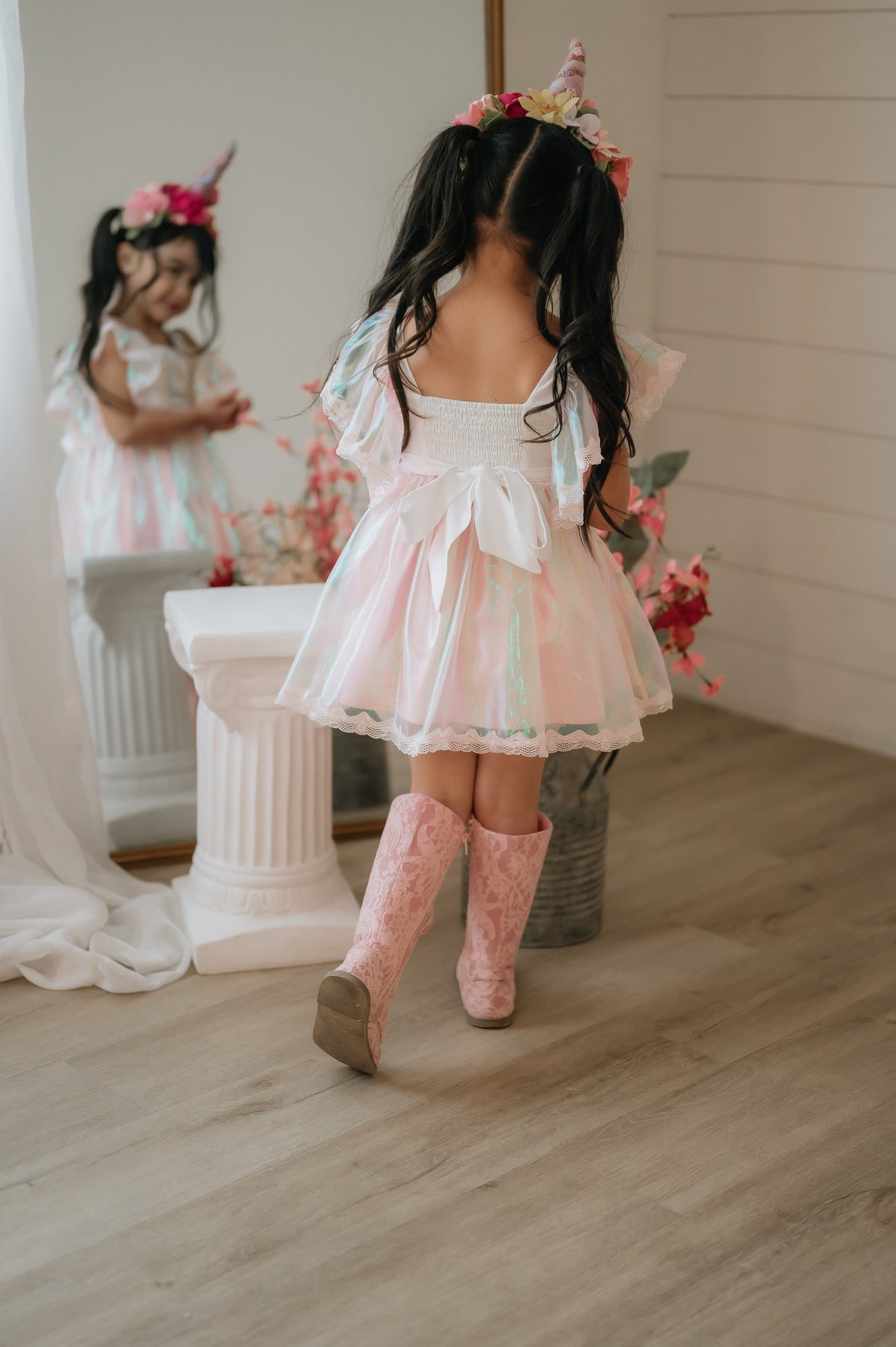 Ensemble de jeu Magie de la Licorne – Ensemble pour filles de boutique d'inspiration vintage brodé | Luxe en tissu irisé pour occasion spéciale