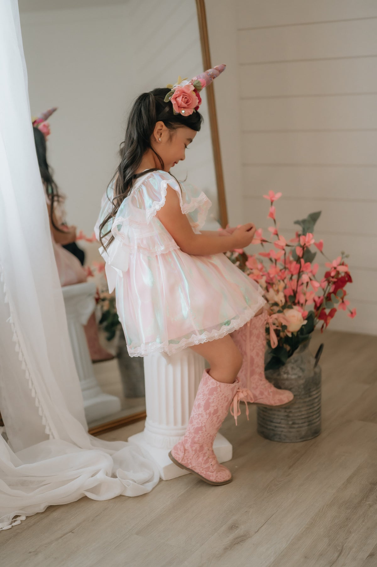 Ensemble de jeu Magie de la Licorne – Ensemble pour filles de boutique d'inspiration vintage brodé | Luxe en tissu irisé pour occasion spéciale