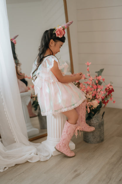 Ensemble de jeu Magie de la Licorne – Ensemble pour filles de boutique d'inspiration vintage brodé | Luxe en tissu irisé pour occasion spéciale