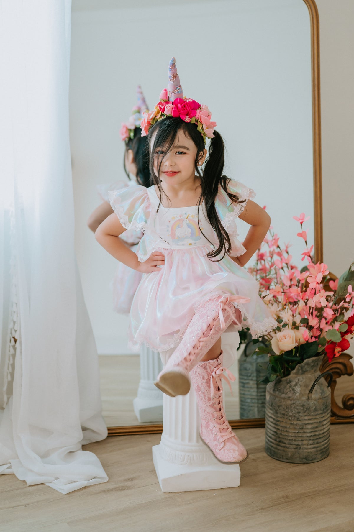 Ensemble de jeu Magie de la Licorne – Ensemble pour filles de boutique d'inspiration vintage brodé | Luxe en tissu irisé pour occasion spéciale
