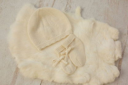 Cashmere Baby Gift Set — Blanket, Pointelle Beanie & Cashmere Socks (3-piece)