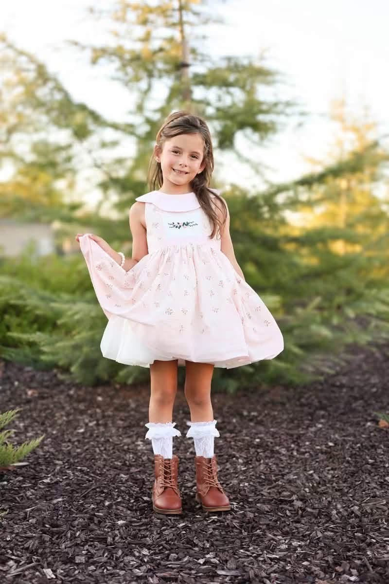 Chère Rosalie – Robe brodée main en coton d’inspiration vintage pour fille | Col Claudine style héritage Prête à expédier