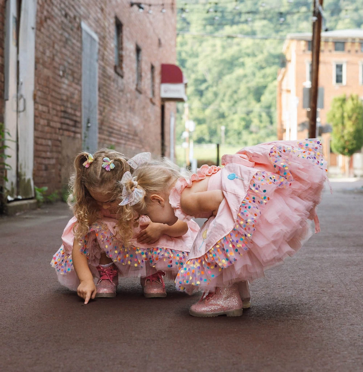 Robe Parade en Rose – Robe Boutique Fille Coton Brodé à la Main d'inspiration Vintage | Style Héritage Dentelle Tulle Volants