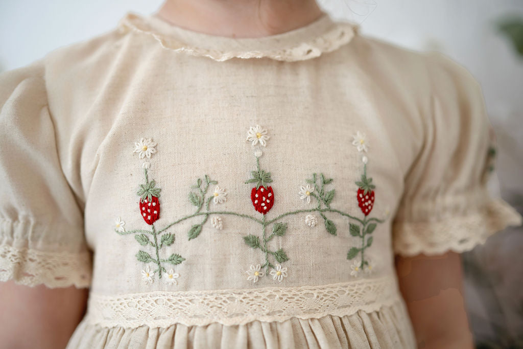 Robe brodée de luxe « Souvenir Fraise » pour filles | Robe d'été pour anniversaire et occasions spéciales