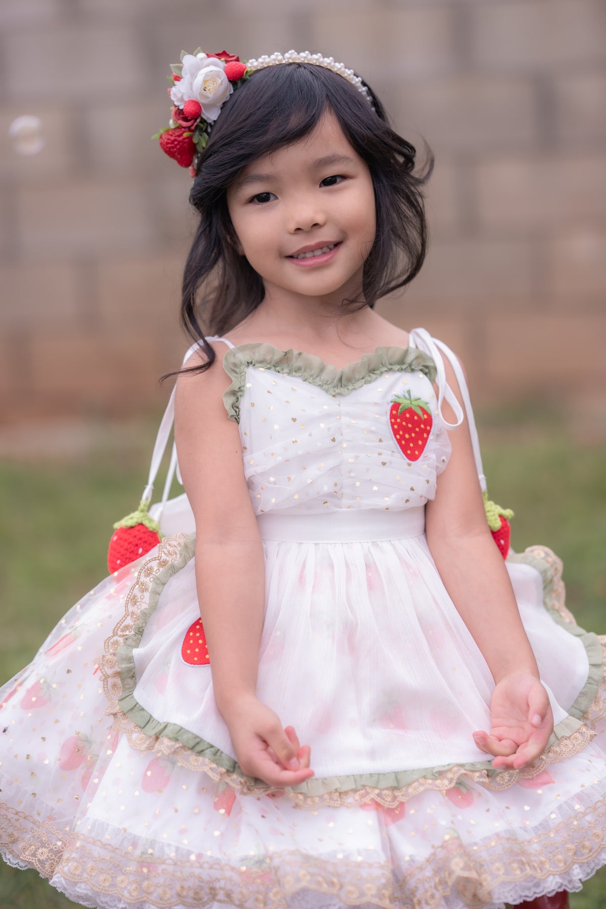 Robe Lumière Fraise – Robe de Fille de Boutique d'Inspiration Vintage | Style Héritage en Mousseline Volantée Imprimé Fraise