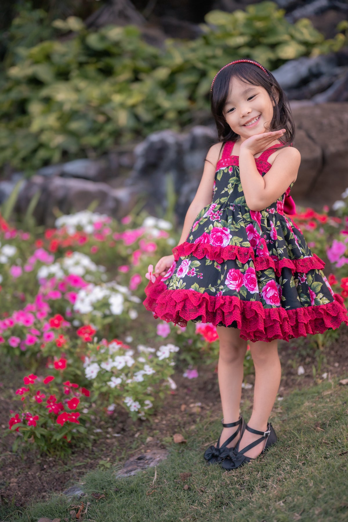 Robe fille de style boutique Rosette Noir – Imprimé floral d’inspiration vintage | Coton dentelle volant style héritage occasion spéciale