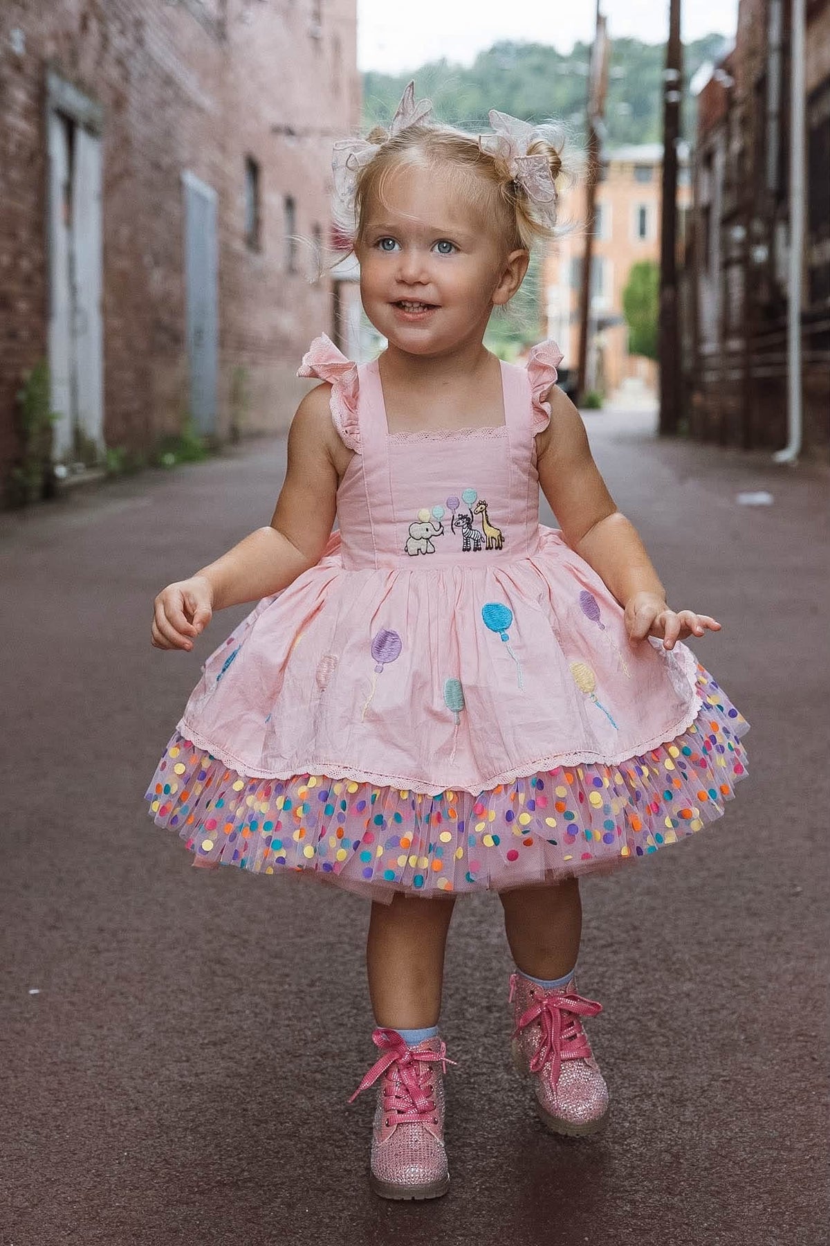 Robe Parade en Rose – Robe Boutique Fille Coton Brodé à la Main d'inspiration Vintage | Style Héritage Dentelle Tulle Volants