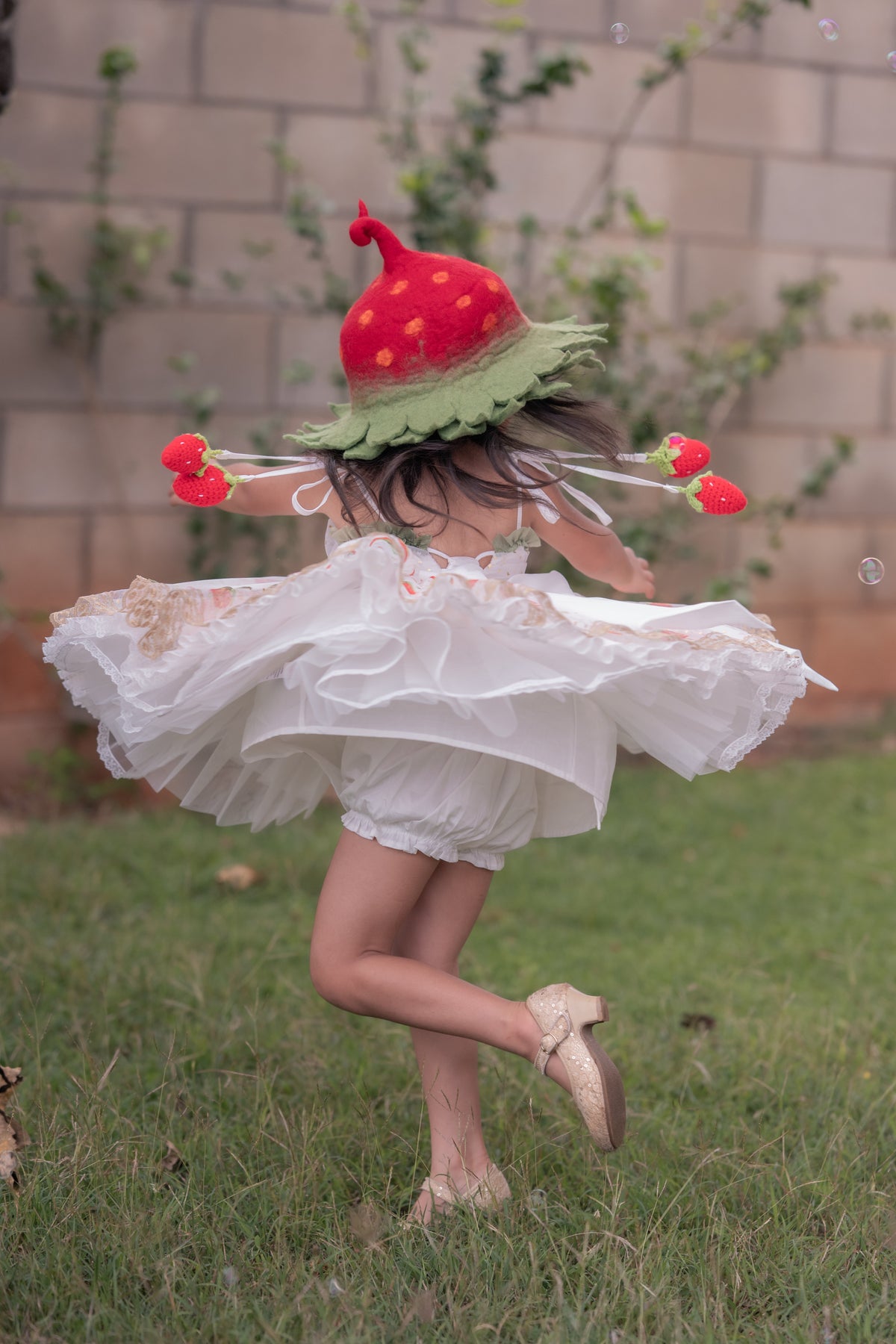 Robe Lumière Fraise – Robe de Fille de Boutique d'Inspiration Vintage | Style Héritage en Mousseline Volantée Imprimé Fraise