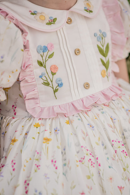 Robe Knoxlee-Adelynn – Robe brodée main en coton d'inspiration vintage pour petites filles | Col Peter Pan Style héritage en dentelle