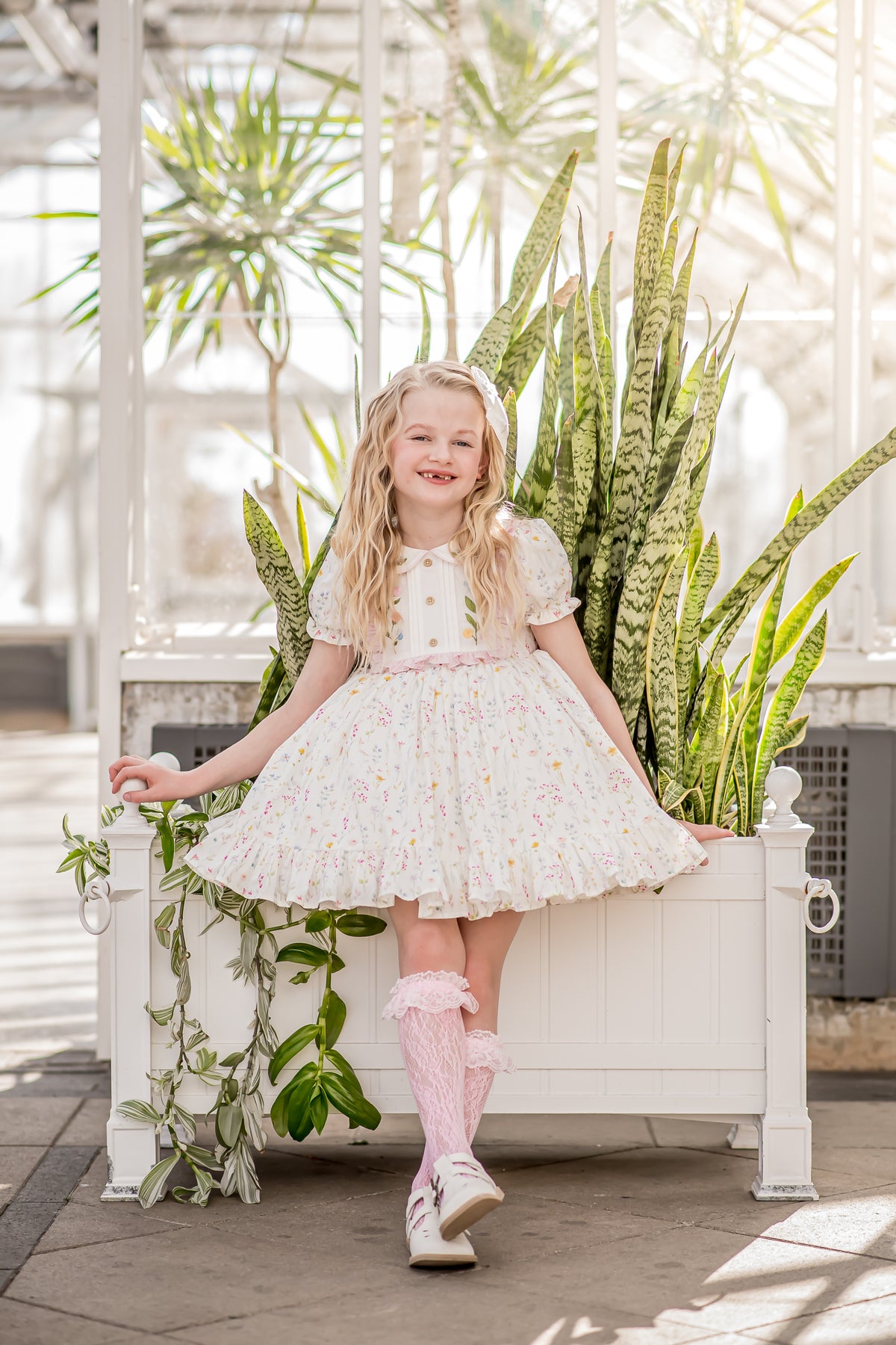 Robe Knoxlee-Adelynn – Robe brodée main en coton d'inspiration vintage pour petites filles | Col Peter Pan Style héritage en dentelle