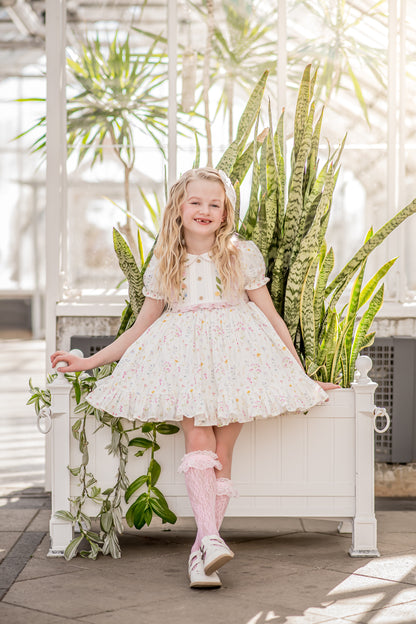 Robe Knoxlee-Adelynn – Robe brodée main en coton d'inspiration vintage pour petites filles | Col Peter Pan Style héritage en dentelle