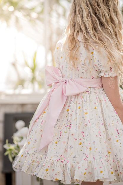 Robe Knoxlee-Adelynn – Robe brodée main en coton d'inspiration vintage pour petites filles | Col Peter Pan Style héritage en dentelle