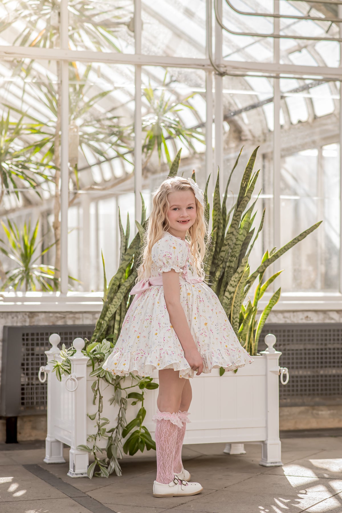 Robe Knoxlee-Adelynn – Robe brodée main en coton d'inspiration vintage pour petites filles | Col Peter Pan Style héritage en dentelle