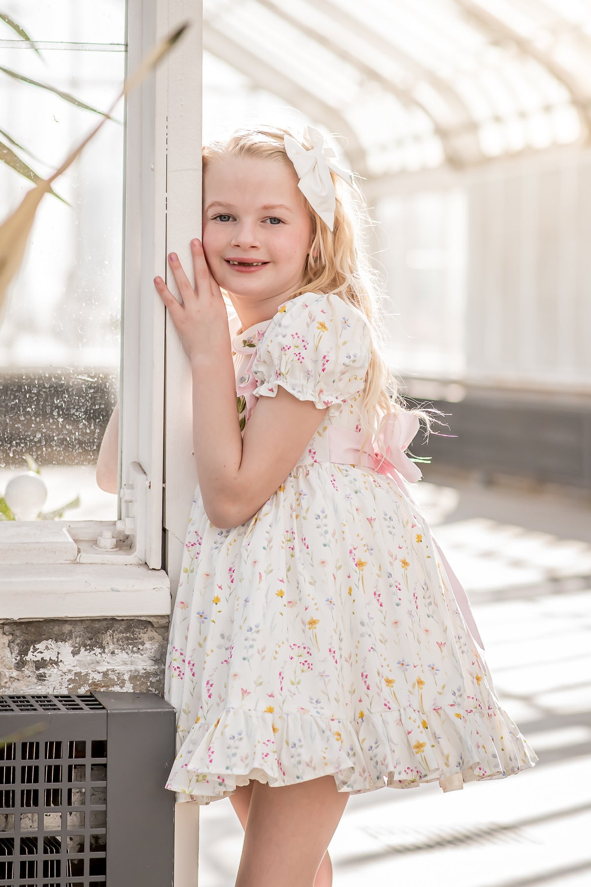 Robe Knoxlee-Adelynn – Robe brodée main en coton d'inspiration vintage pour petites filles | Col Peter Pan Style héritage en dentelle