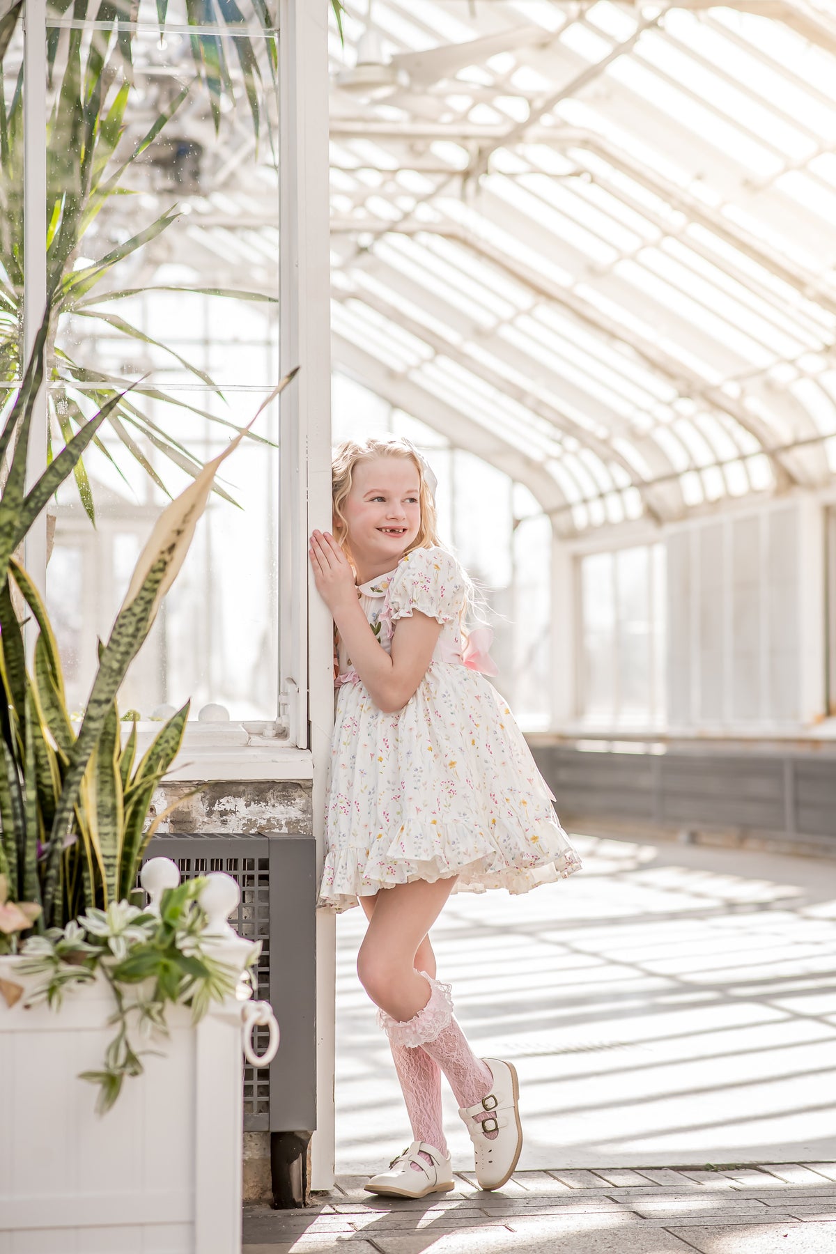 Robe Knoxlee-Adelynn – Robe brodée main en coton d'inspiration vintage pour petites filles | Col Peter Pan Style héritage en dentelle