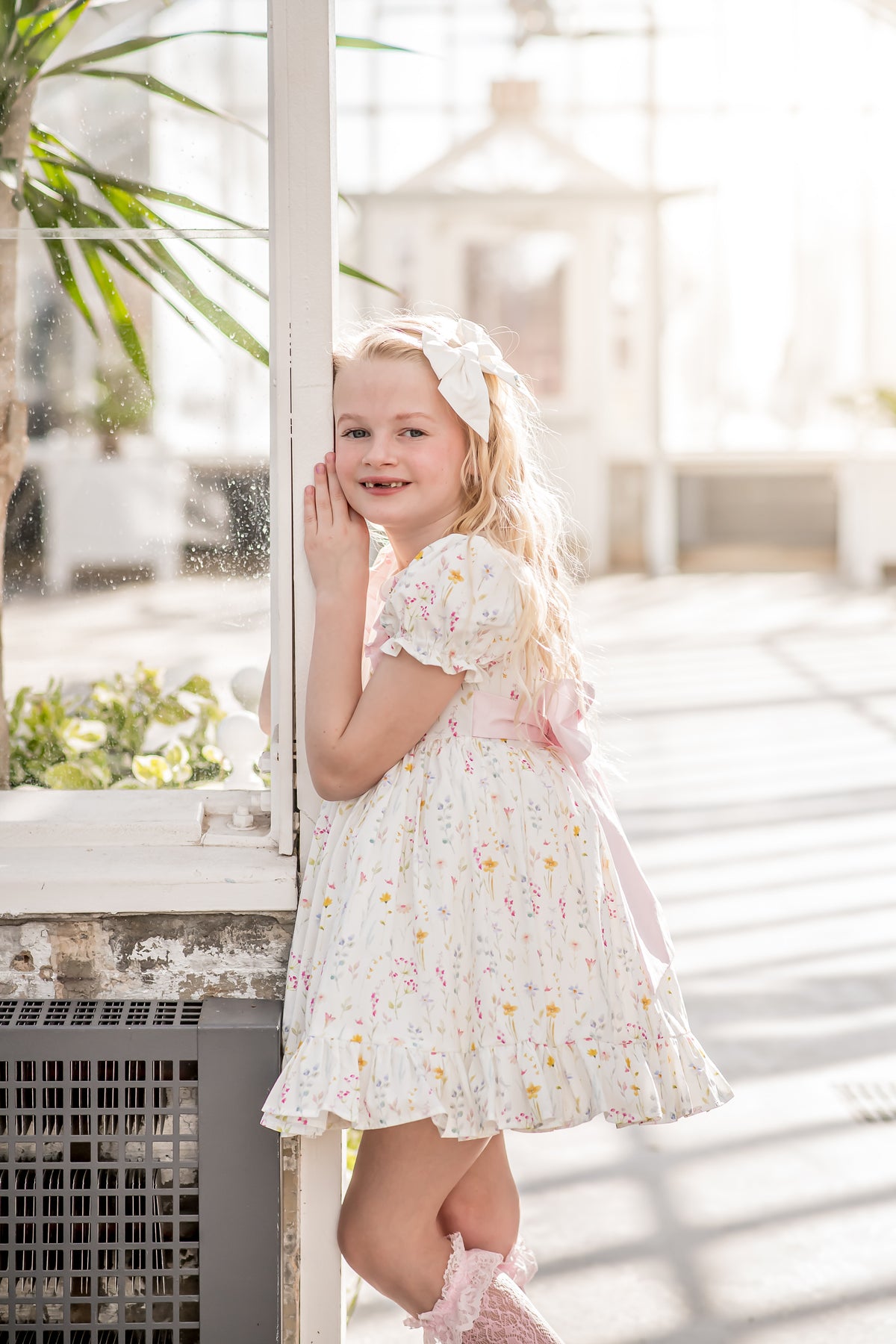 Robe Knoxlee-Adelynn – Robe brodée main en coton d'inspiration vintage pour petites filles | Col Peter Pan Style héritage en dentelle
