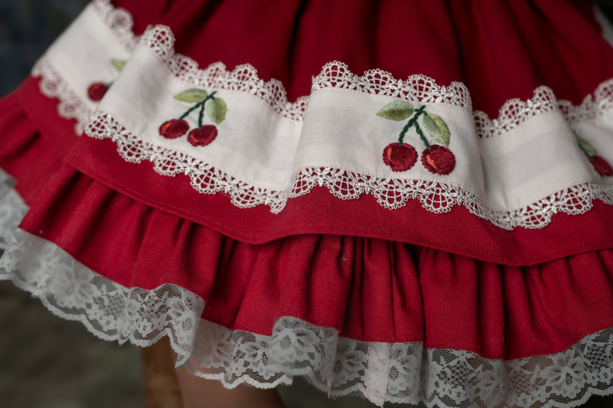 Douce Fleur de Cerisier – Robe de Fille en Coton Brodé Main d'Inspiration Vintage | Jupon en Dentelle à Volants Style Héritage